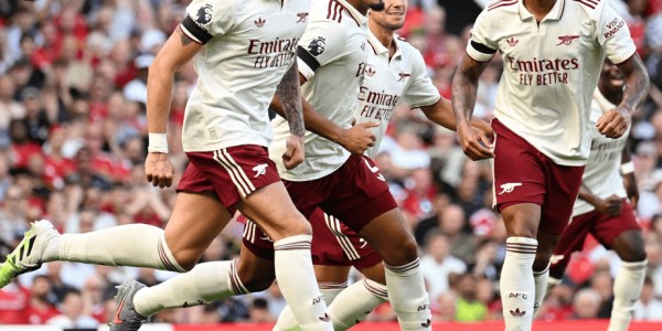 红魔门将送礼，枪手铁卫一剑封喉！阿森纳1-0曼联，拒绝百场失利