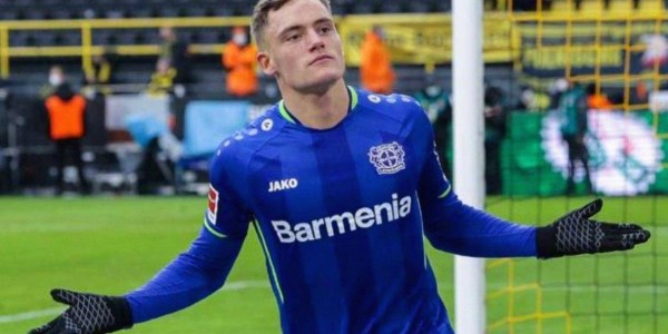 维尔茨重返德甲，身披拜仁战袍引球迷关注，药厂神童八场造七球表现抢眼能否缓解拜仁困境